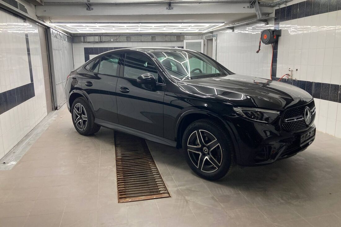 Mercedes после оклейки в боксе студии КАРСОН