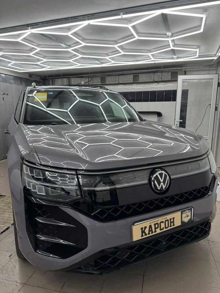 VW Touareg после оклейки в студии КАРСОН